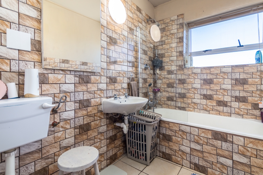 2 Bedroom Property for Sale in Wynberg Upper Western Cape